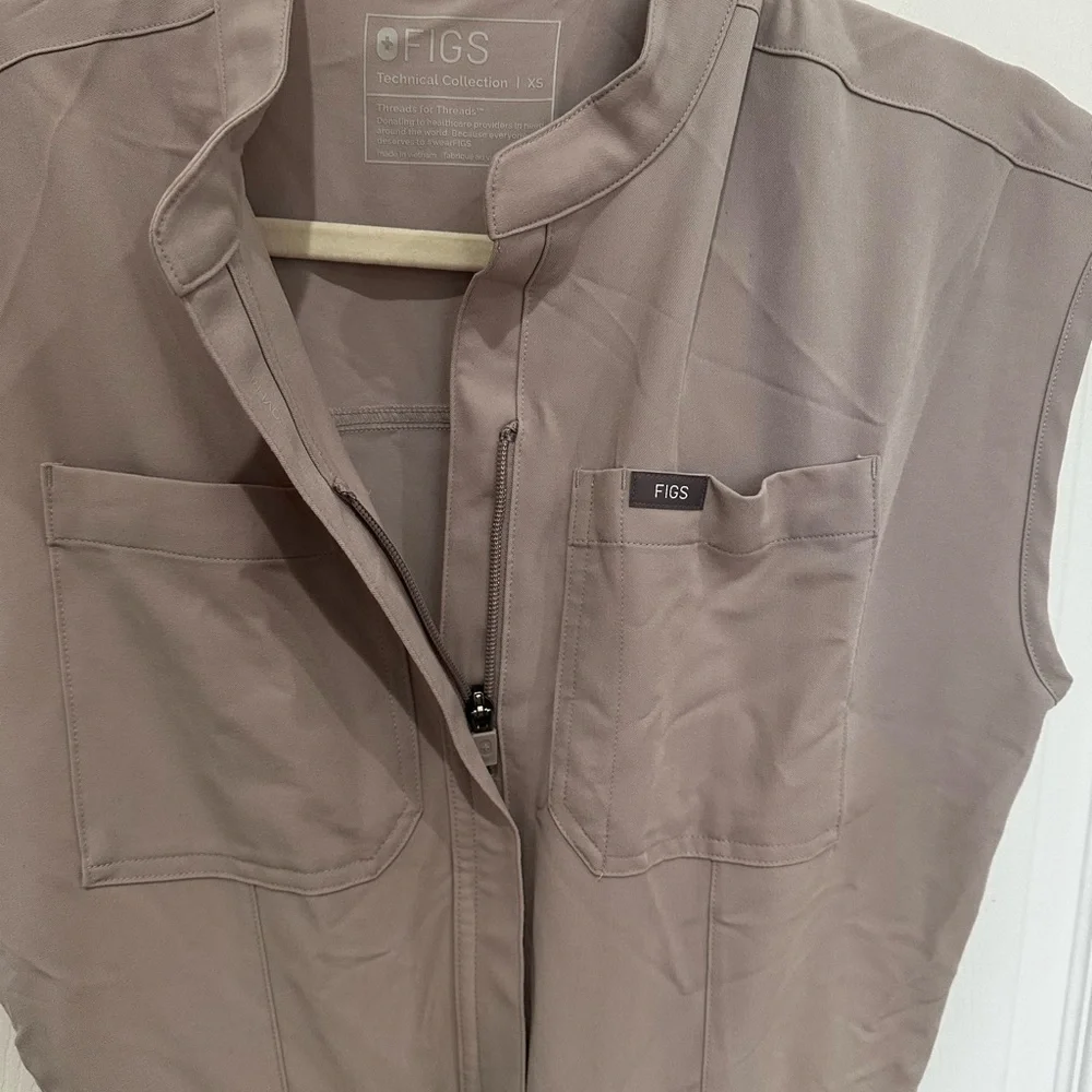 FIGS Rafaella Light Gray Cargo Jumpsuit - Picture 4 of 4